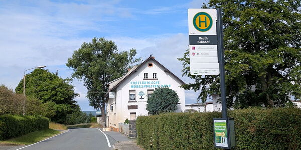 Kontakt Topic - Haus VMI mit Bushaltestelle