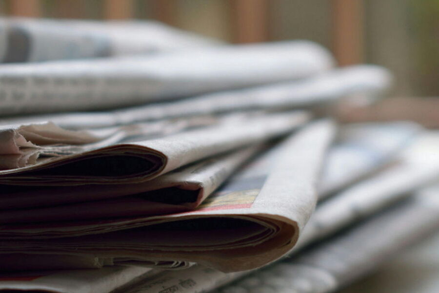 Aktuelles Banner - Zeitungsstapel